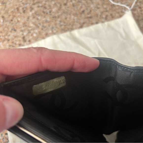 CHANEL Black Quilted Kisslock Leather Wallet - Picture 5 of 10